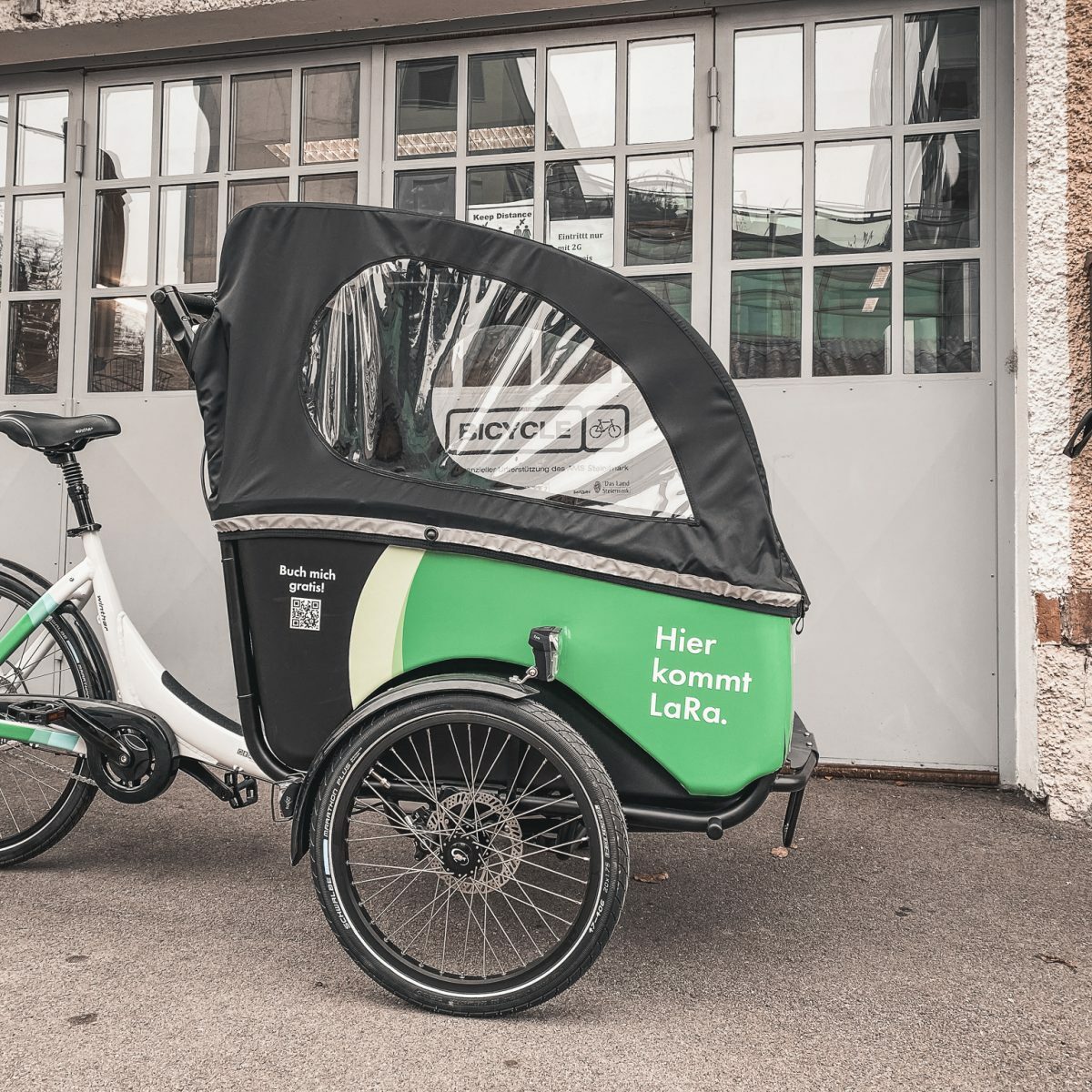 LaRa-Lastenrad vor Garage