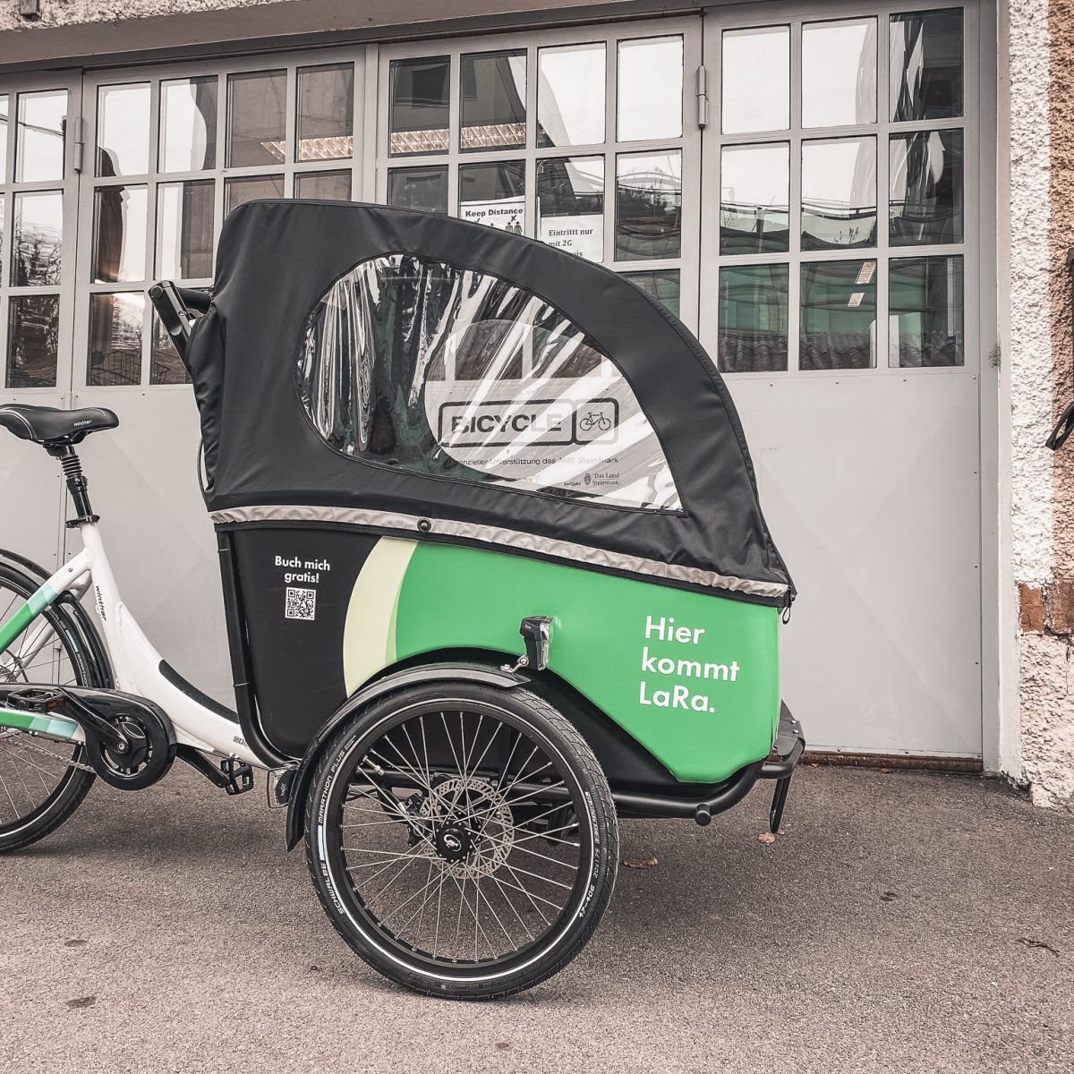 LaRa-Lastenrad vor Garage